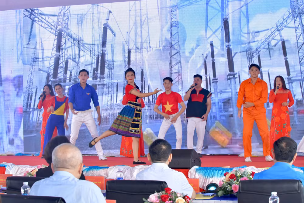 Một tiết mục văn nghệ biểu diễn tại Lễ phát động Đợt thi đua cao điểm. (Ảnh: THANH GIANG)