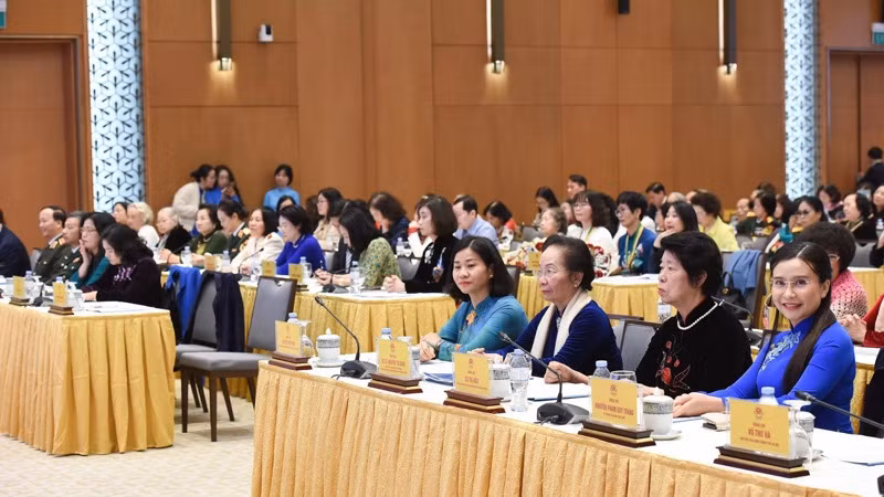 Các đại biểu tham dự buổi lễ. (Ảnh: TRẦN HẢI) Các đại biểu tham dự buổi lễ. (Ảnh: TRẦN HẢI)