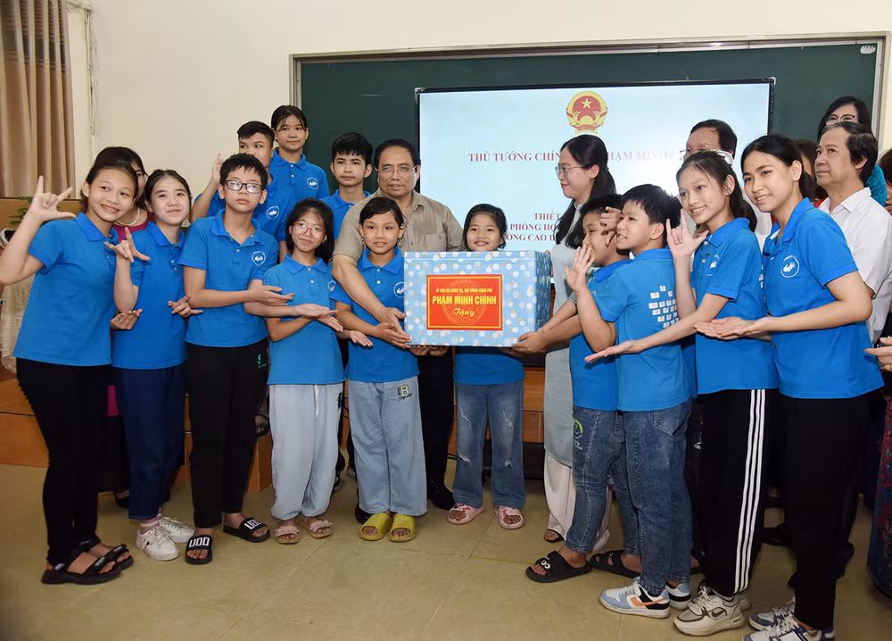 Thủ tướng Phạm Minh Chính tặng quà cho học sinh, sinh viên khuyết tật tại Trung tâm Hỗ trợ phát triển giáo dục hòa nhập thuộc Trường cao đẳng Sư phạm Trung ương. (Ảnh: Trần Hải) Thủ tướng Phạm Minh Chính tặng quà cho học sinh, sinh viên khuyết tật tại Trung tâm Hỗ trợ phát triển giáo dục hòa nhập thuộc Trường cao đẳng Sư phạm Trung ương. (Ảnh: Trần Hải)