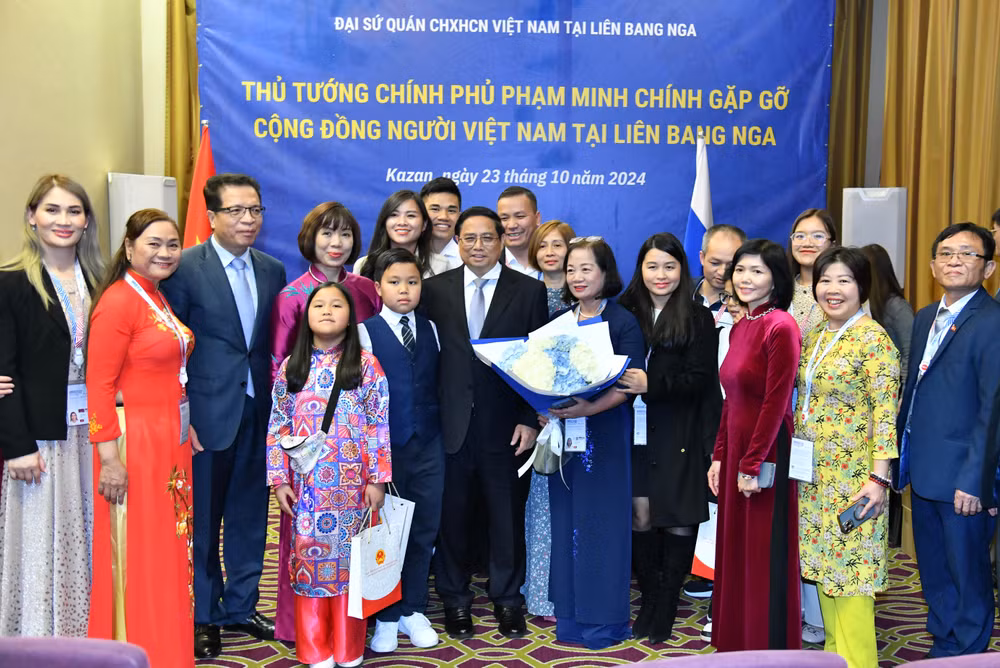 Thủ tướng Phạm Minh Chính với cán bộ, nhân viên Đại sứ quán Việt Nam tại Liên bang Nga. (Ảnh: Thanh Giang).