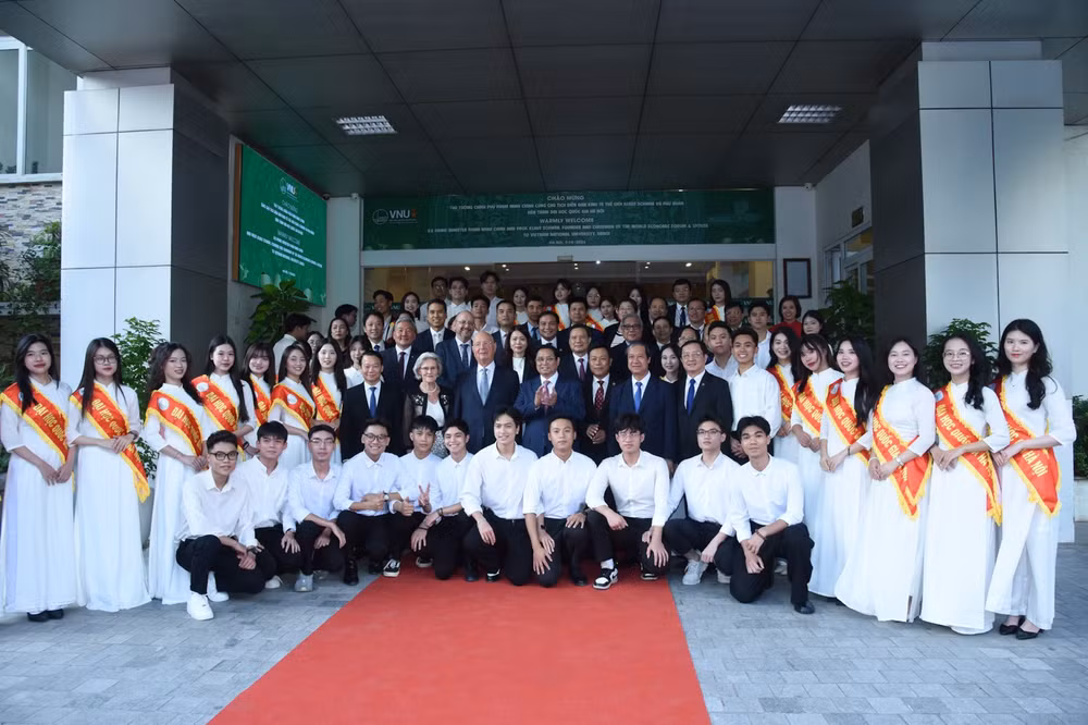 Thủ tướng Phạm Minh Chính, Giáo sư Klaus Schwab, các đồng chí lãnh đạo với các sinh viên. (Ảnh: Trần Hải) Thủ tướng Phạm Minh Chính, Giáo sư Klaus Schwab, các đồng chí lãnh đạo với các sinh viên. (Ảnh: Trần Hải)