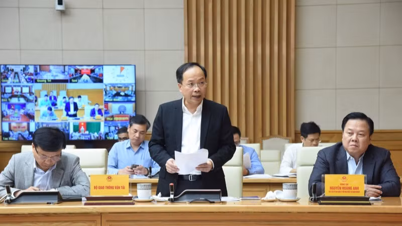 Đại diện lãnh đạo Bộ Giao thông vận tải báo cáo tại phiên họp. (Ảnh: TRẦN HẢI)