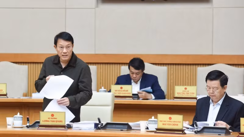 Bộ trưởng Công an Lương Tam Quang trình bày báo cáo tại phiên họp.