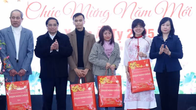 Thủ tướng Phạm Minh Chính tặng quà chúc Tết các bệnh nhân được ghép phổi thành công. (Ảnh: TRẦN HẢI)