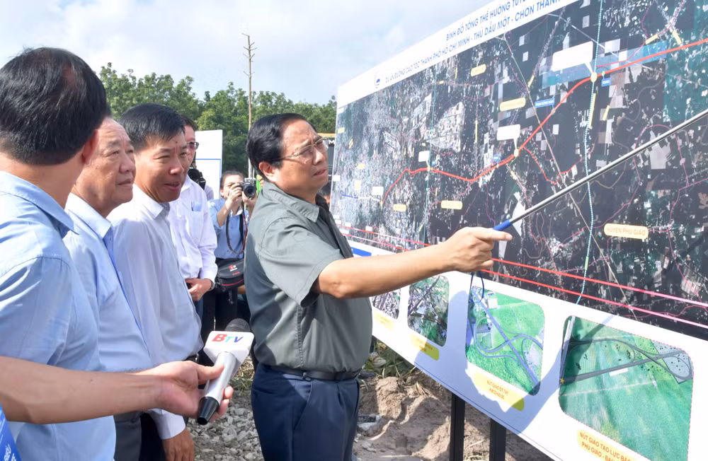 Thủ tướng Phạm Minh Chính chỉ đạo về hướng tuyến và phương thức triển khai dự án. (Ảnh: THANH GIANG)