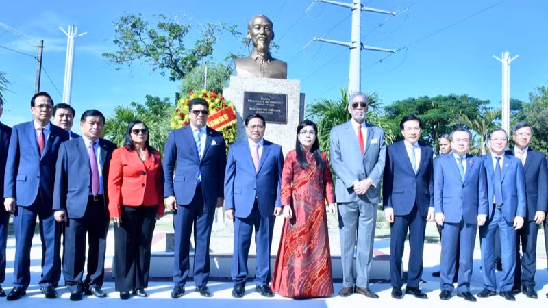 Thủ tướng Phạm Minh Chính và Phu nhân cùng các quan chức hai bên tại buổi lễ (Ảnh: Thanh Giang).