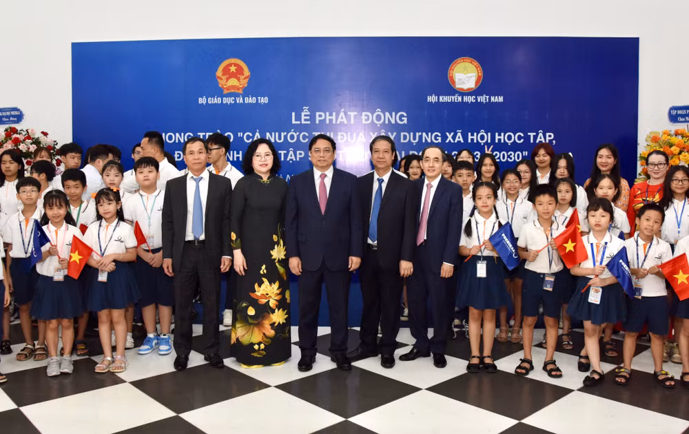 Thủ tướng Phạm Minh Chính chụp ảnh lưu niệm với lãnh đạo và các em học sinh liên cấp của Trường đại học Phenikaa. (Ảnh: Trần Hải). Thủ tướng Phạm Minh Chính chụp ảnh lưu niệm với lãnh đạo và các em học sinh liên cấp của Trường đại học Phenikaa. (Ảnh: Trần Hải).