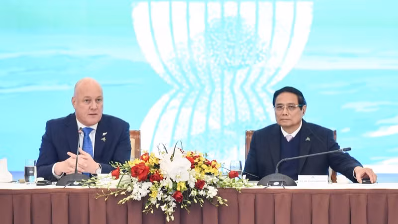 Thủ tướng Phạm Minh Chính và Thủ tướng New Zealand Christopher Luxon - khách mời danh dự Tọa đàm. (Ảnh: TRẦN HẢI)