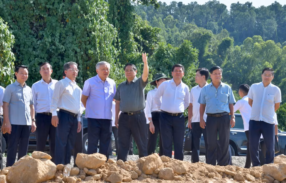 Thủ tướng Phạm Minh Chính thị sát khu vực đầu tư xây dựng bến cảng Liên Chiểu. (Ảnh: THANH GIANG)
