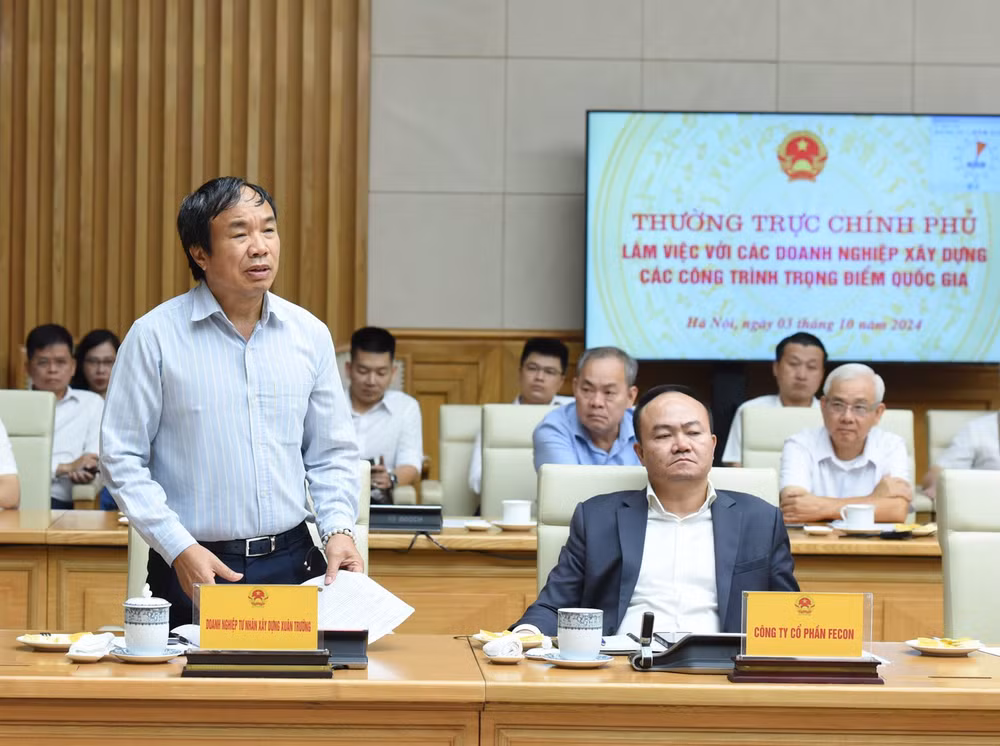 Ông Nguyễn Văn Trường, Giám đốc Doanh nghiệp Xây dựng Xuân Trường phát biểu ý kiến tại cuộc làm việc. (Ảnh: TRẦN HẢI)