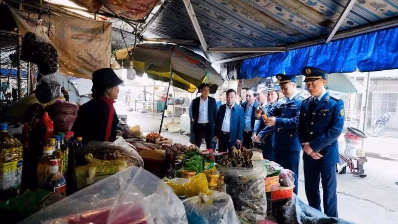 Lãnh đạo tỉnh Nghệ An kiểm tra tình hình cung cầu hàng hóa trong cao điểm Tết Ất Tỵ 2025. Lãnh đạo tỉnh Nghệ An kiểm tra tình hình cung cầu hàng hóa trong cao điểm Tết Ất Tỵ 2025.