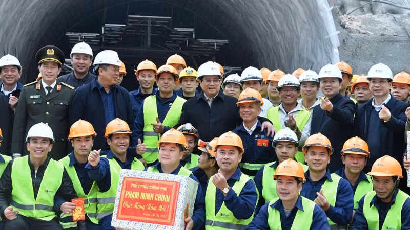 Thủ tướng Phạm Minh Chính với đội ngũ kỹ sư, công nhân tại công trường xây dựng hầm Đông Khê. (Ảnh: THANH GIANG)