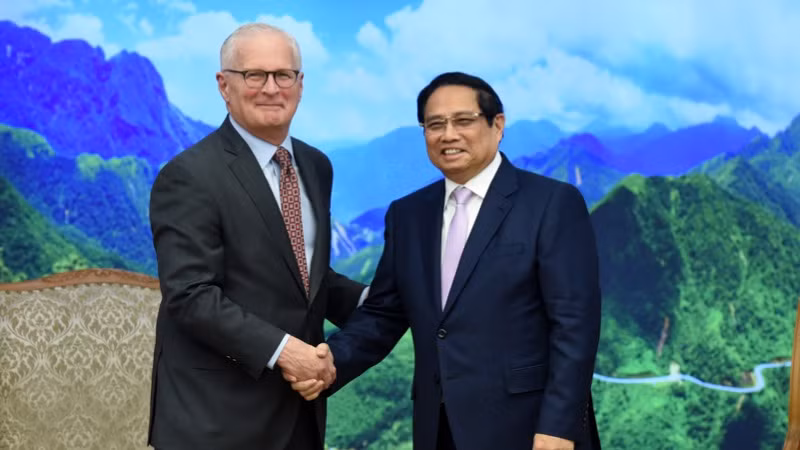 Thủ tướng Phạm Minh Chính và ông John Neuffer, Chủ tịch Hiệp hội Công nghiệp bán dẫn Hoa Kỳ (SIA). (Ảnh: TRẦN HẢI)
