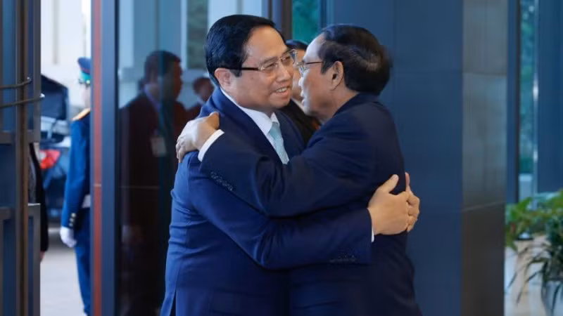 Thủ tướng Phạm Minh Chính với đồng chí Bounthong Chitmany, Thường trực Ban Bí thư, Phó Chủ tịch nước Lào. (Ảnh: NHẬT BẮC/VGP)