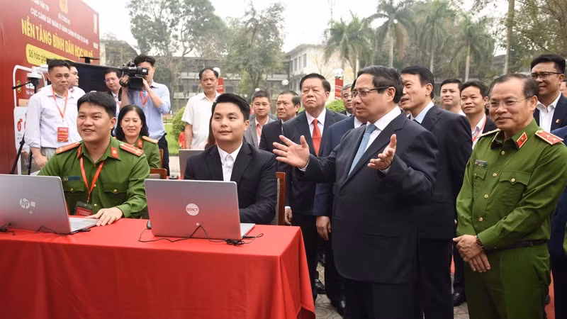 Thủ tướng Phạm Minh Chính trải nghiệm các dịch vụ công dựa trên nền tảng công nghệ (Ảnh: TRẦN HẢI).