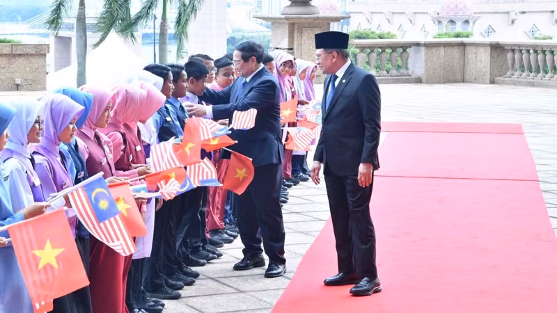 Thủ tướng Phạm Minh Chính với các cháu học sinh Malaysia. (Ảnh: THANH GIANG)