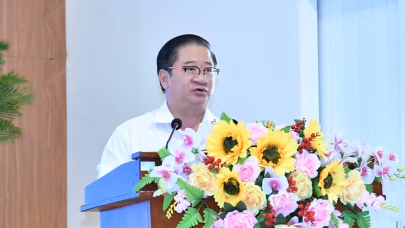 Chủ tịch Uỷ ban nhân dân thành phố Cần Thơ Trần Việt Trường trả lời kiến nghị của cử tri (Ảnh: THANH GIANG). Chủ tịch Uỷ ban nhân dân thành phố Cần Thơ Trần Việt Trường trả lời kiến nghị của cử tri (Ảnh: THANH GIANG).