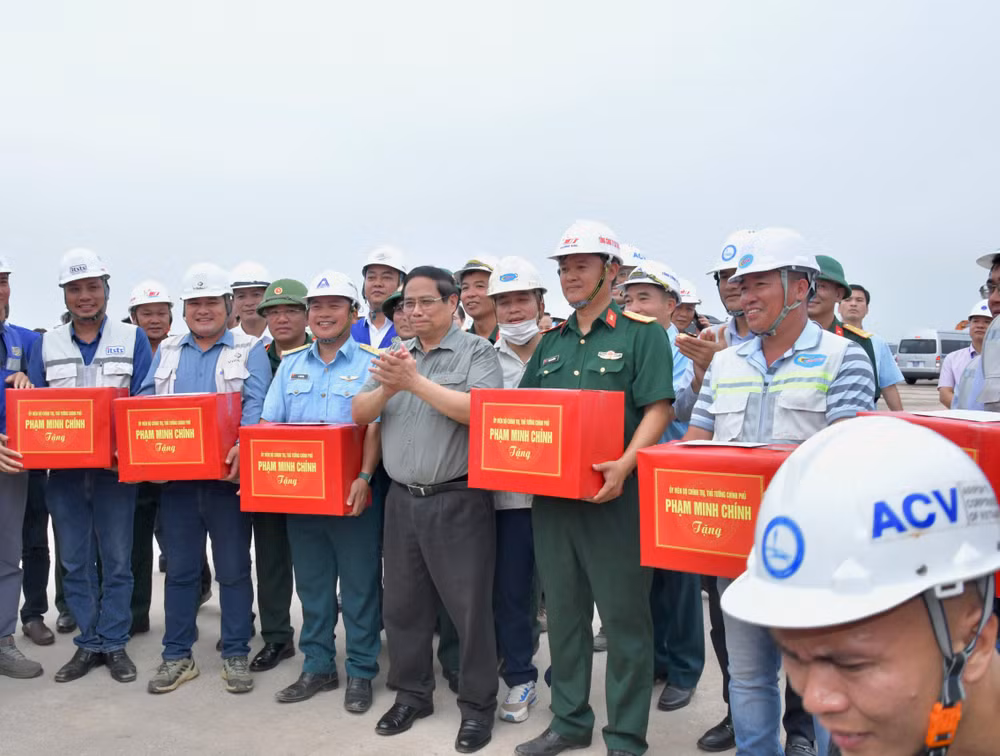 Thủ tướng Phạm Minh Chính tặng quà các đơn vị đang thi công trên công trường xây dựng Cảng hàng không quốc tế Long Thành. (Ảnh: THANH GIANG)