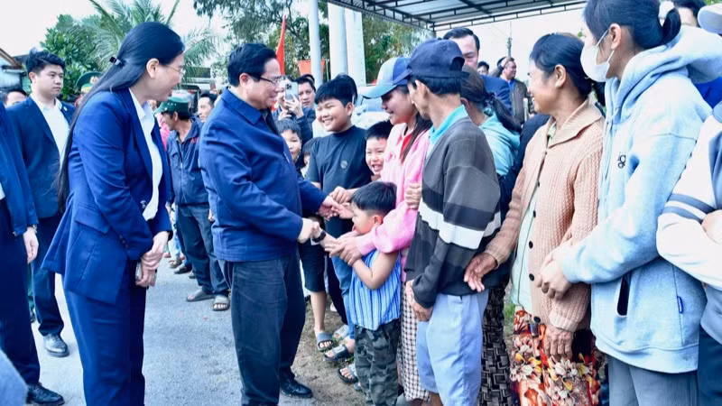 Thủ tướng Phạm Minh Chính thăm hỏi bà con nhân dân trên tuyến đường ven biển Dung Quất-Sa Huỳnh. (Ảnh: THANH GIANG) Thủ tướng Phạm Minh Chính thăm hỏi bà con nhân dân trên tuyến đường ven biển Dung Quất-Sa Huỳnh. (Ảnh: THANH GIANG)