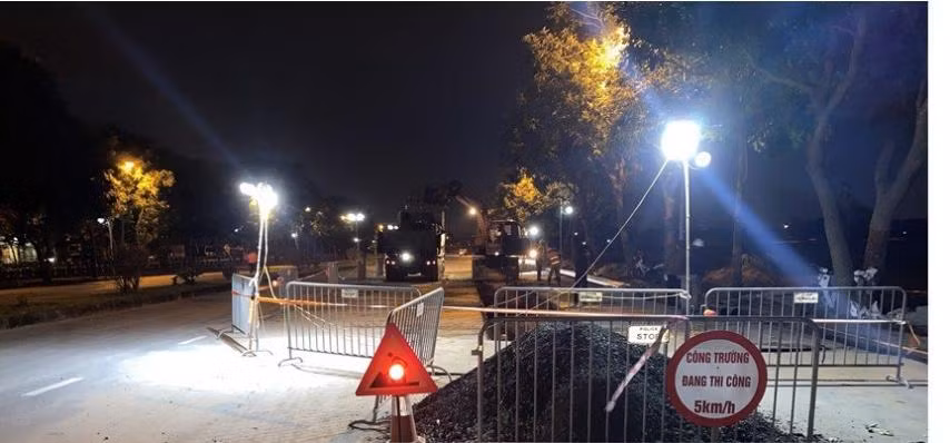 Khu vực tập kết vật liệu phục vụ thi công được rào chắn và cảnh báo bằng hệ thống chiếu sáng.
