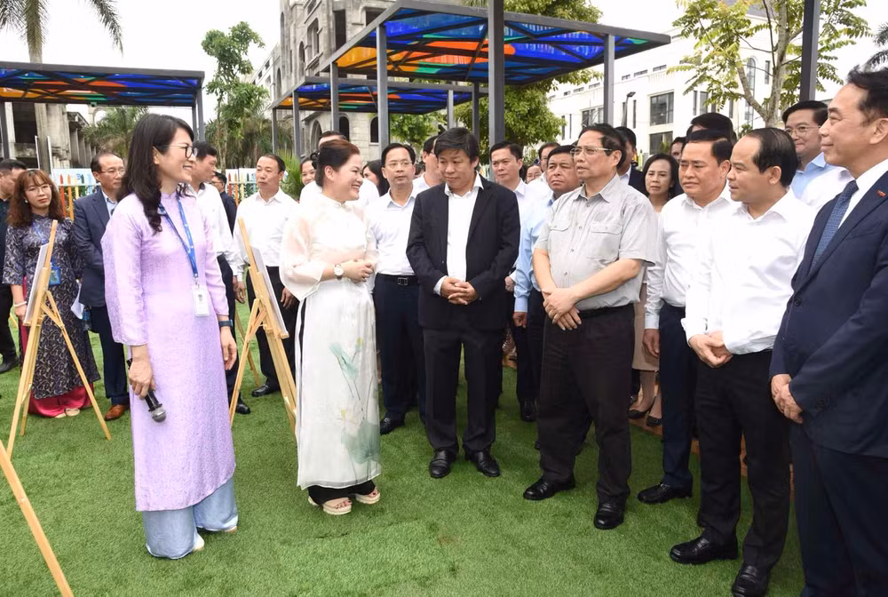 Thủ tướng Phạm Minh Chính nghe giới thiệu về Trường mầm non Song ngữ quốc tế Victoria Mailand Hoàng Đồng. (Ảnh: TRẦN HẢI) Thủ tướng Phạm Minh Chính nghe giới thiệu về Trường mầm non Song ngữ quốc tế Victoria Mailand Hoàng Đồng. (Ảnh: TRẦN HẢI)