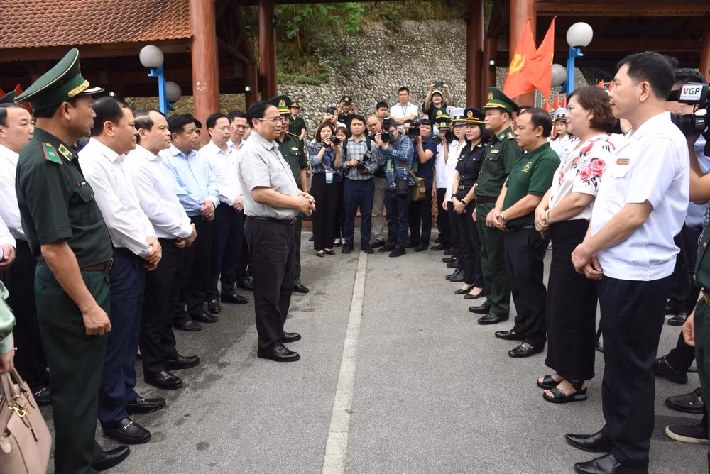 Thủ tướng Phạm Minh Chính nói chuyện với các lực lượng đang làm nhiệm vụ tại Cửa khẩu quốc tế Hữu Nghị, tỉnh Lạng Sơn. (Ảnh: TRẦN HẢI) Thủ tướng Phạm Minh Chính nói chuyện với các lực lượng đang làm nhiệm vụ tại Cửa khẩu quốc tế Hữu Nghị, tỉnh Lạng Sơn. (Ảnh: TRẦN HẢI)