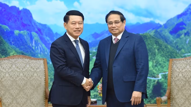 Thủ tướng Phạm Minh Chính và Phó Thủ tướng Lào Saleumxay Kommasith. (Ảnh: TRẦN HẢI)