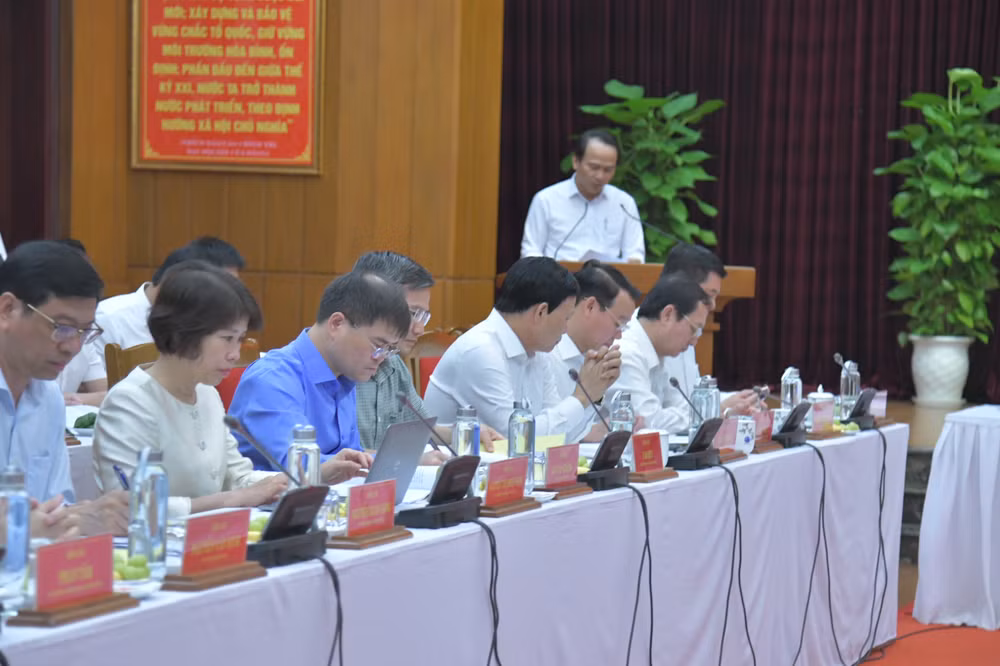 Đại diện lãnh đạo các bộ, ngành Trung ương tại buổi làm việc. (Ảnh: THANH GIANG)
