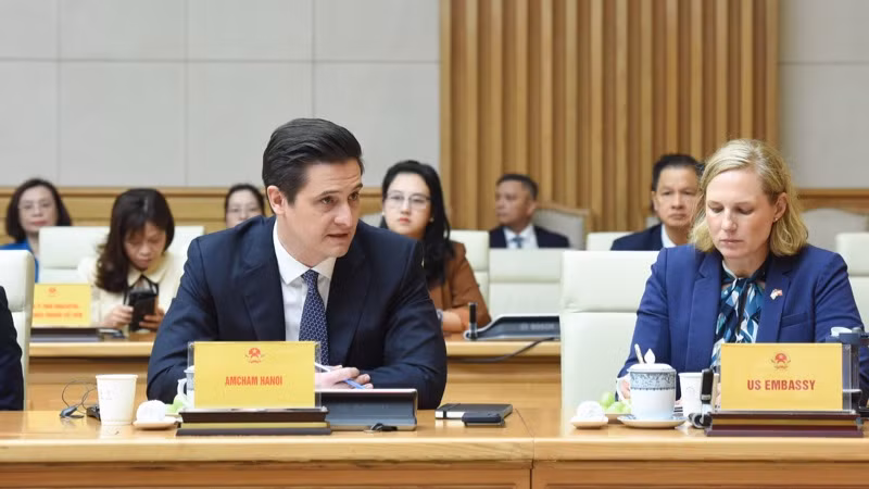 Đại diện AmCham Hà Nội phát biểu ý kiến tại buổi gặp gỡ. (Ảnh: TRẦN HẢI)