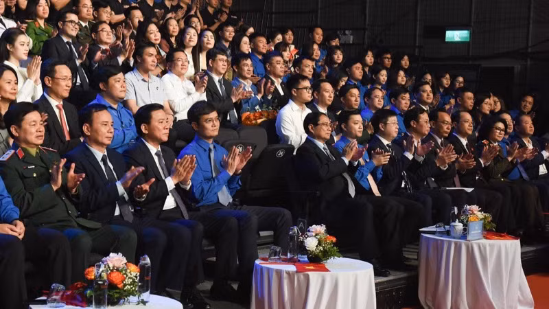 Thủ tướng Phạm Minh Chính, các đồng chí lãnh đạo và đại biểu tham dự sự kiện (Ảnh: TRẦN HẢI). Thủ tướng Phạm Minh Chính, các đồng chí lãnh đạo và đại biểu tham dự sự kiện (Ảnh: TRẦN HẢI).