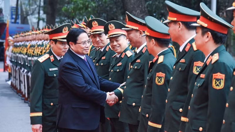 Thủ tướng Phạm Minh Chính với lãnh đạo Học viện Quân y. (Ảnh: TRẦN HẢI)
