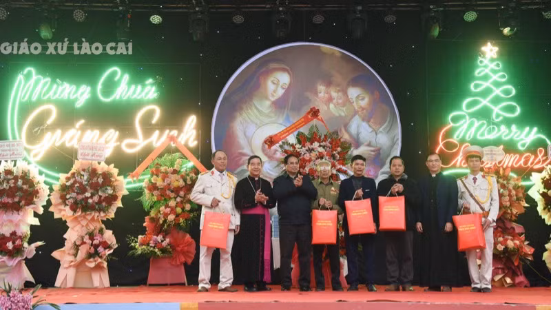Thủ tướng Phạm Minh Chính tặng quà chúc mừng Giáng sinh cho một số giáo dân Giáo xứ Lào Cai. (Ảnh: TRẦN HẢI) Thủ tướng Phạm Minh Chính tặng quà chúc mừng Giáng sinh cho một số giáo dân Giáo xứ Lào Cai. (Ảnh: TRẦN HẢI)