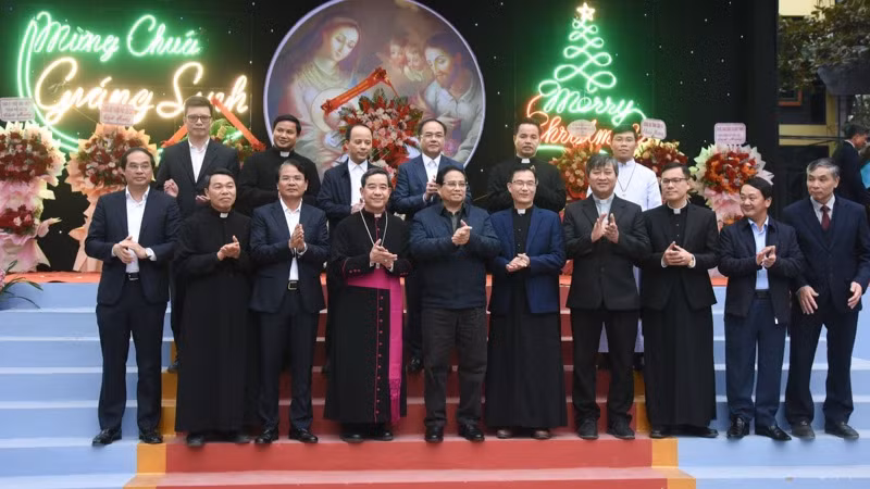 Thủ tướng Phạm Minh Chính với các linh mục, tu sĩ, các chức sắc, chức việc Giáo xứ Lào Cai. (Ảnh: TRẦN HẢI) Thủ tướng Phạm Minh Chính với các linh mục, tu sĩ, các chức sắc, chức việc Giáo xứ Lào Cai. (Ảnh: TRẦN HẢI)
