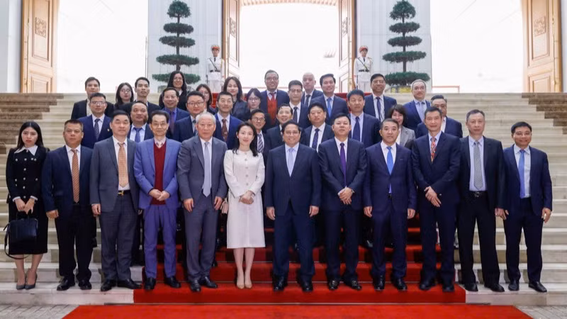 Thủ tướng Phạm Minh Chính và ông Nghiêm Giới Hòa cùng lãnh đạo các tập đoàn, doanh nghiệp Trung Quốc. (Ảnh: Trần Hải)