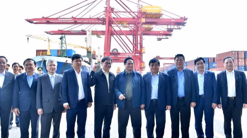 Thủ tướng Phạm Minh Chính khảo sát Cảng quốc tế Chu Lai Tập đoàn THACO đầu tư. (Ảnh: THANH GIANG)