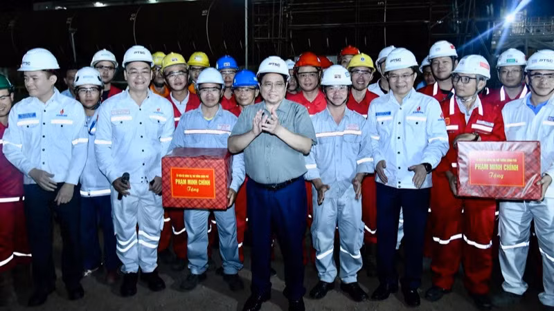 Thủ tướng Phạm Minh Chính tặng quà động viên đội ngũ kỹ sư, công nhân ngành dầu khí đang làm việc tại Trung tâm Công nghiệp năng lượng và hậu cần kỹ thuật PTSC. (Ảnh: Thanh Giang)