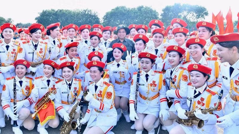 Thủ tướng Phạm Minh Chính với khối nữ quân nhạc. (Ảnh: THANH GIANG).