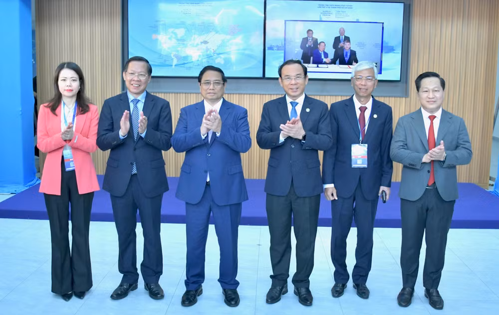 Thủ tướng Phạm Minh Chính và các đồng chí lãnh đạo tới dự Lễ khánh thành Trung tâm Cách mạng công nghiệp 4.0 Thành phố Hồ Chí Minh. (Ảnh: Thanh Giang)
