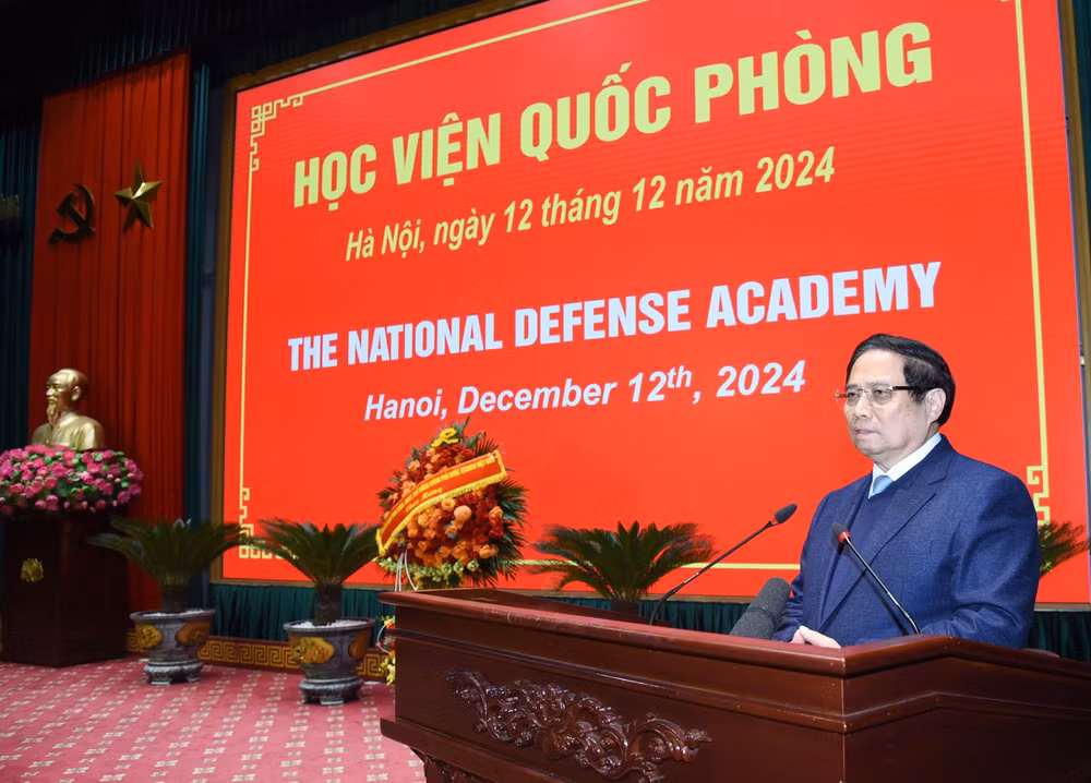 Thủ tướng Phạm Minh Chính tới thăm, phát biểu ý kiến tại Học viện Quốc phòng. (Ảnh: TRẦN HẢI)