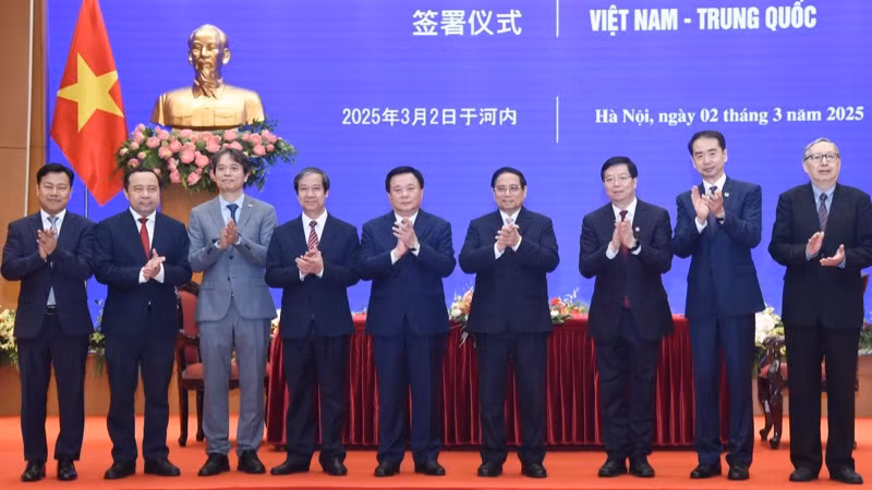 Thủ tướng Phạm Minh Chính với các đại biểu Việt Nam và Trung Quốc tham dự buổi lễ. (Ảnh: TRẦN HẢI)