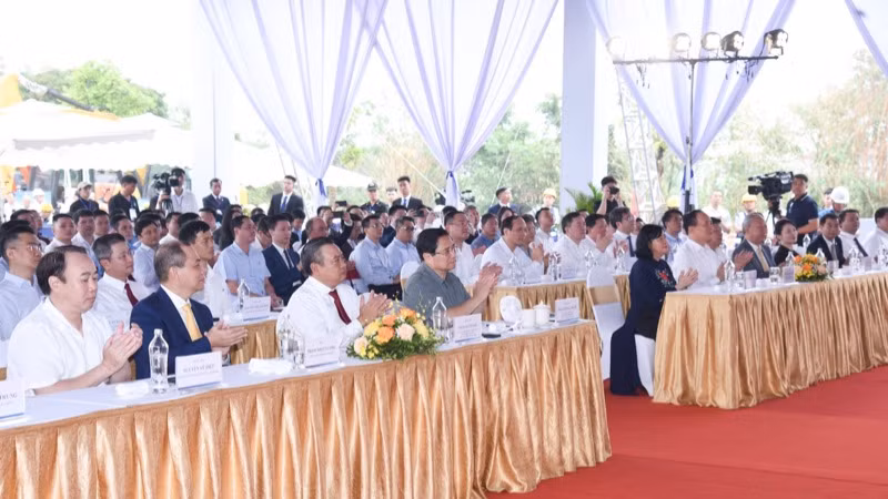 Thủ tướng Phạm Minh Chính và các đồng chí lãnh đạo, đại biểu tham dự buổi lễ. (Ảnh: TRẦN HẢI) Thủ tướng Phạm Minh Chính và các đồng chí lãnh đạo, đại biểu tham dự buổi lễ. (Ảnh: TRẦN HẢI)