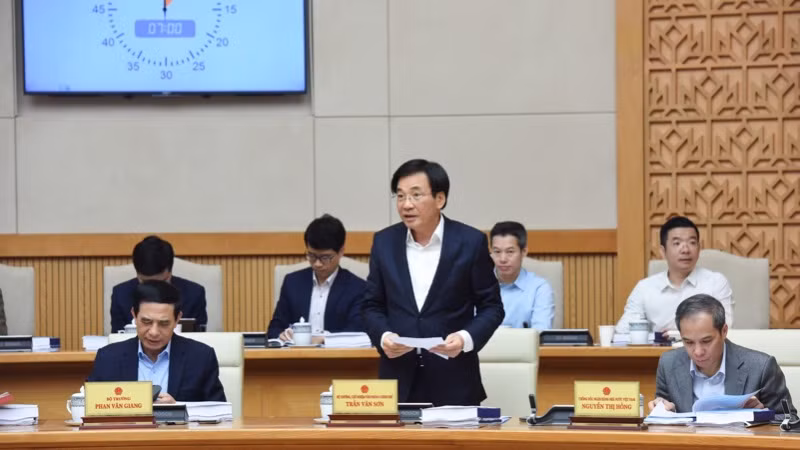 Bộ trưởng, Chủ nhiệm Văn phòng Chính phủ Trần Văn Sơn phát biểu ý kiến tại phiên họp.