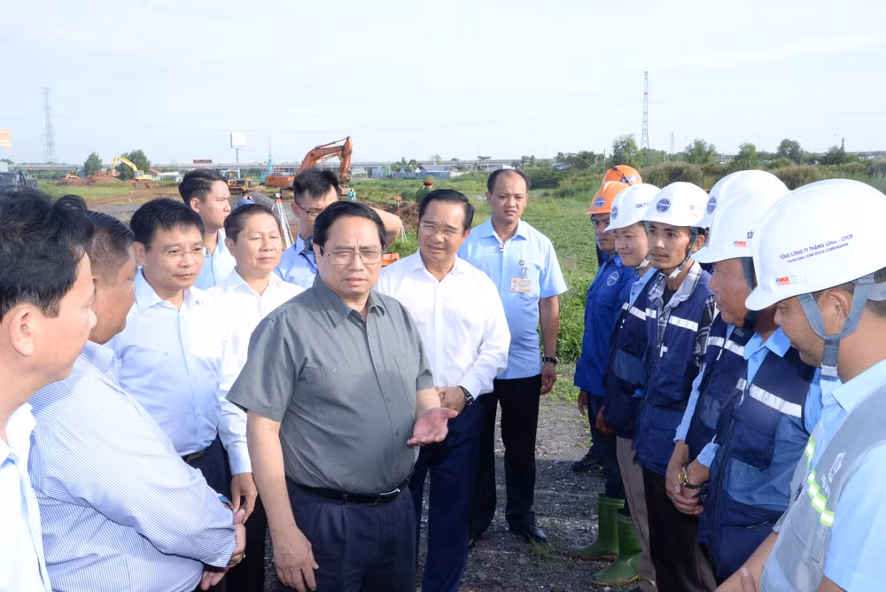 Thủ tướng Phạm Minh Chính trao đổi với đội ngũ cán bộ, công nhân đang thi công trên công trường. Thủ tướng Phạm Minh Chính trao đổi với đội ngũ cán bộ, công nhân đang thi công trên công trường.