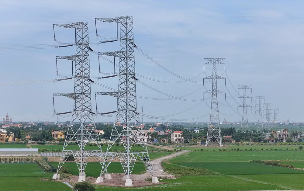 Đường dây 500kV mạch 3 cung đoạn NMNĐ Nam Định I-Phố Nối đã hoàn thành đóng điện vào chiều 19/8, (Ảnh EVN) Đường dây 500kV mạch 3 cung đoạn NMNĐ Nam Định I-Phố Nối đã hoàn thành đóng điện vào chiều 19/8, (Ảnh EVN)
