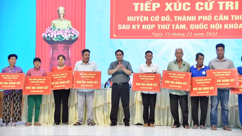 Thủ tướng trao tặng 20 căn nhà Đại đoàn kết cho hộ nghèo, cận nghèo của huyện Thới Lai, quận Ô Môn, quận Thốt Nốt (Ảnh: THANH GIANG). Thủ tướng trao tặng 20 căn nhà Đại đoàn kết cho hộ nghèo, cận nghèo của huyện Thới Lai, quận Ô Môn, quận Thốt Nốt (Ảnh: THANH GIANG).