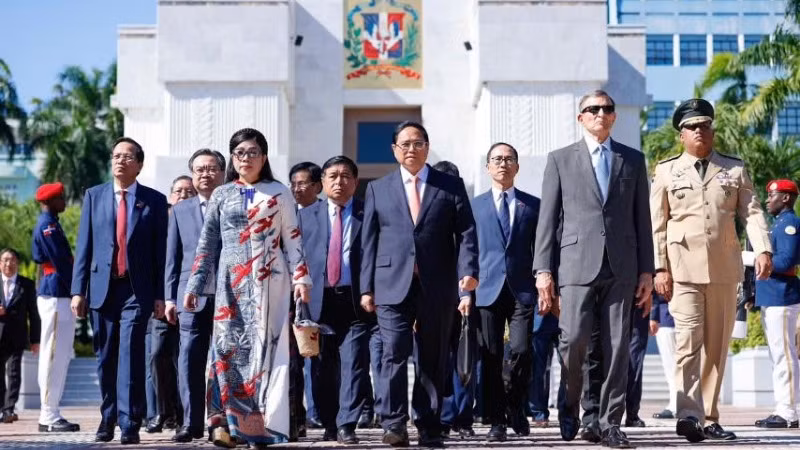 Thủ tướng Phạm Minh Chính và Phu nhân cùng Đoàn đại biểu cấp cao Việt Nam tại Khu tưởng niệm lãnh đạo lập quốc CH Dominica. (Ảnh: Nhật Bắc/VGP)