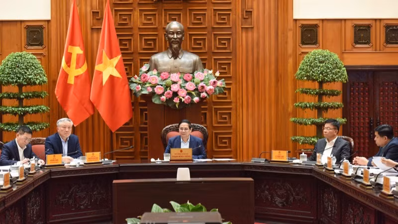 Thủ tướng Phạm Minh Chính chủ trì cuộc họp của Thường trực Chính phủ với các bộ, ngành, cơ quan, đơn vị liên quan (Ảnh: TRẦN HẢI). 