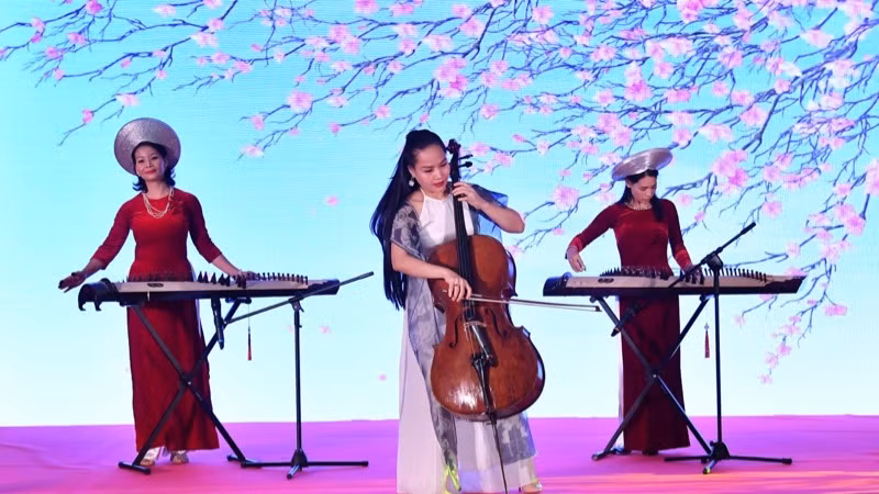 Một tiết mục nghệ thuật đặc sắc được biểu diễn tại Chương trình (Ảnh: THANH GIANG).