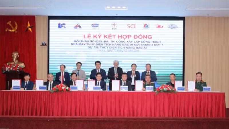 Quang cảnh lễ ký kết hợp đồng. (Ảnh: EVN) 