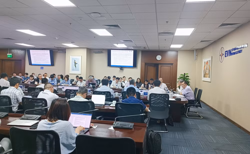 Quang cảnh Hội nghị giữa Bộ Công thương, EVN với chủ đầu tư các dự án năng lượng tái tạo chuyển tiếp. 